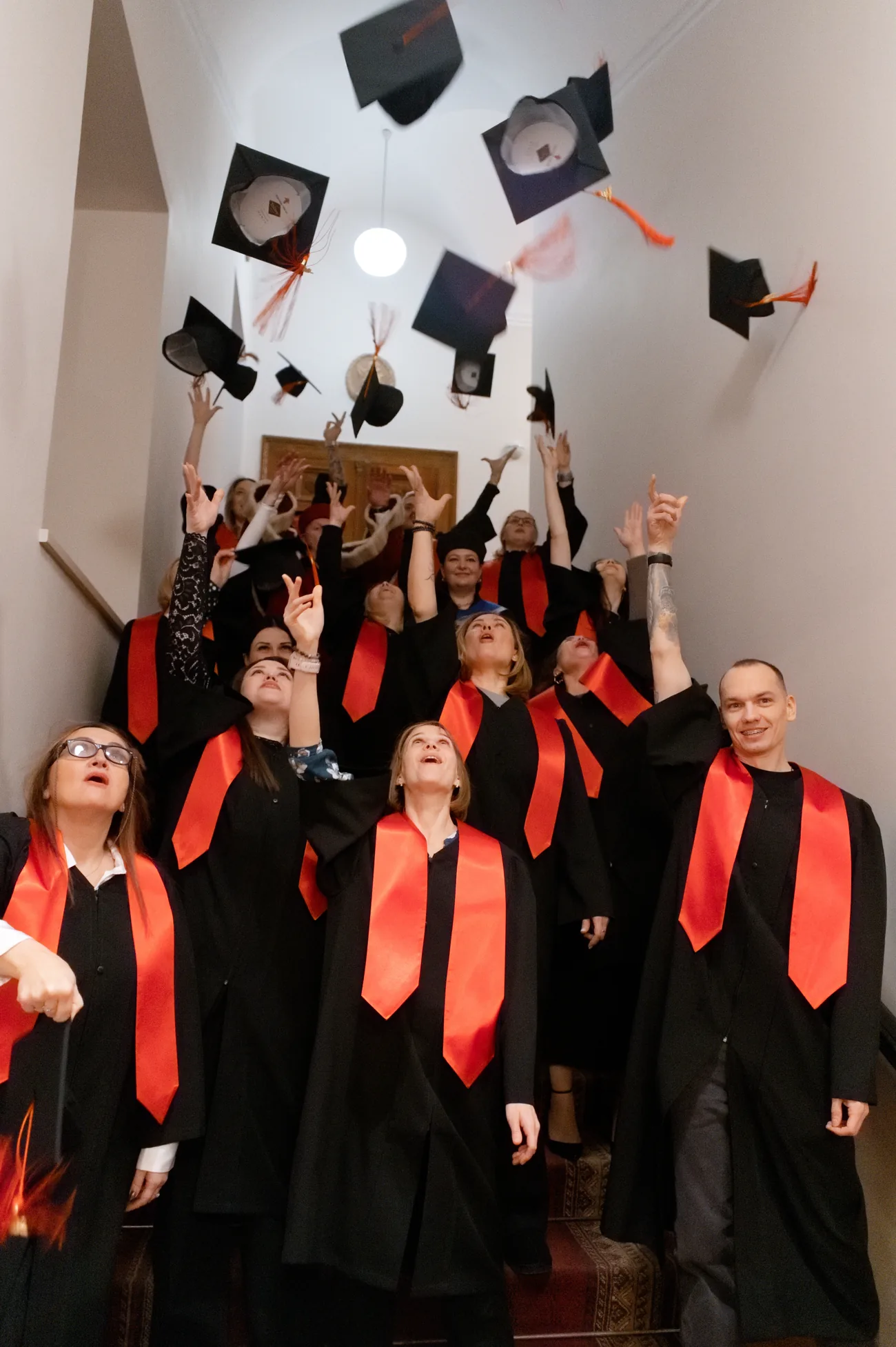 Выпускники MBA подбрасывают шапочки